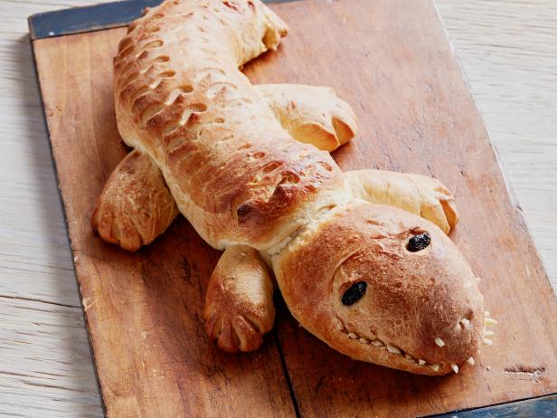 Крокодил из хлеба. Необычные способы использовать хлеб.